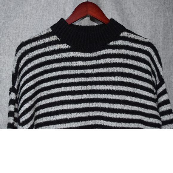 Volcom Black & White Striped Sweater Size Small - Picture 2 of 4